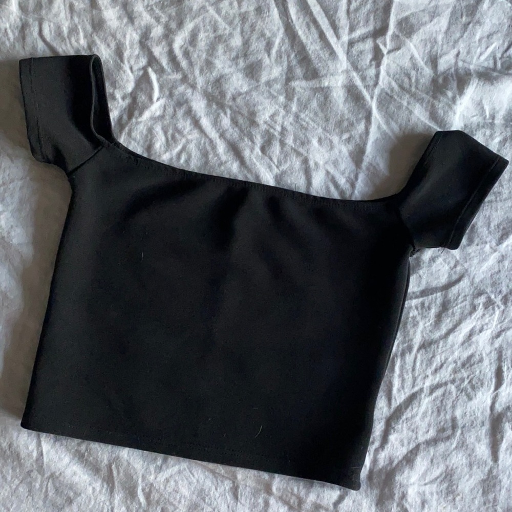 Off the Shoulder Cropped Top 🖤